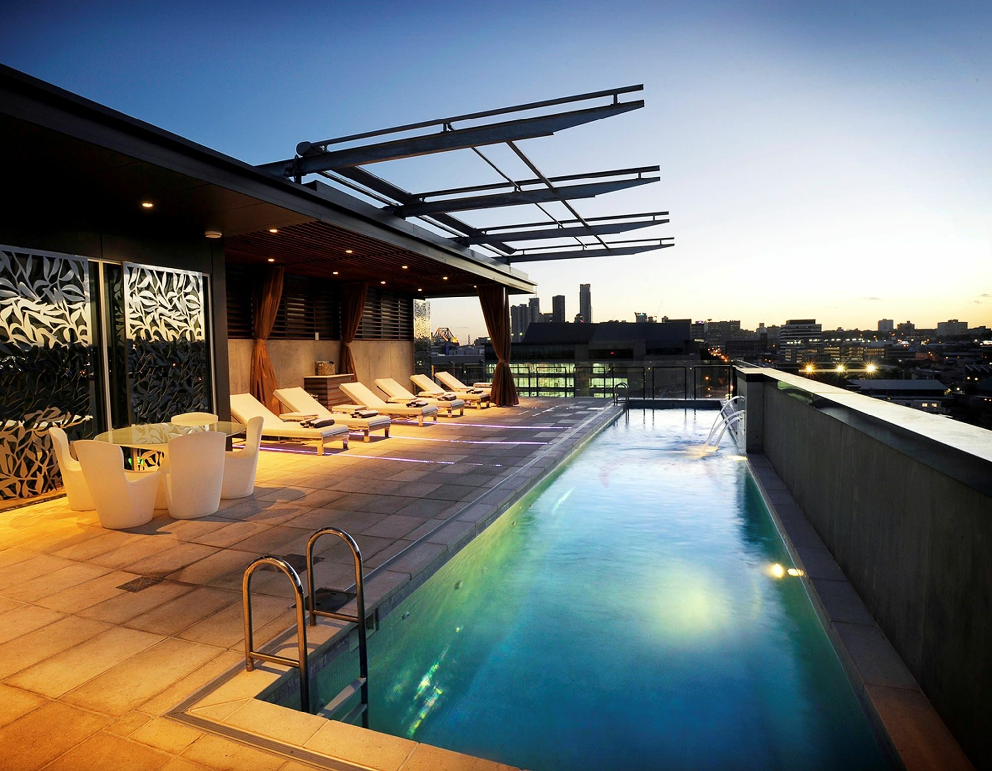 Ovolo The Valley Brisbane Eksteriør bilde Rooftop pool at the hotel